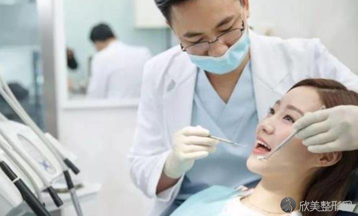 武汉牙卫士口腔医院杨震医生做牙齿整形过程中
