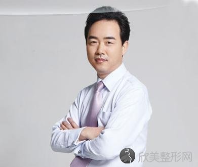 北京隆鼻修复*好的整形医生：巫文云和李劲良鼻修复哪个好？