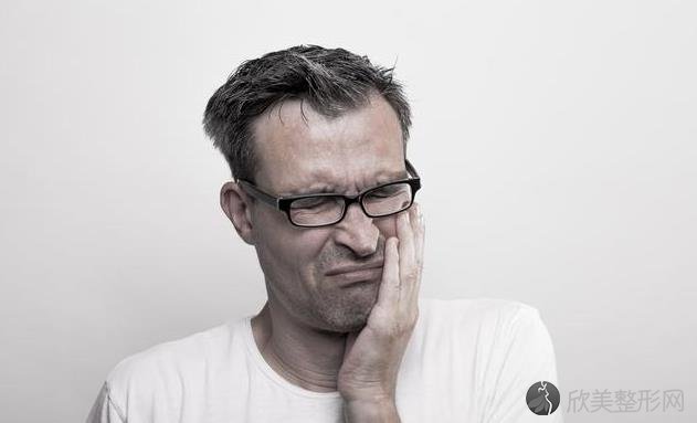 别轻易小看牙龈出血，它很可能是这6种大病的前兆！