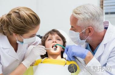 该怎么预防和治疗蛀牙？