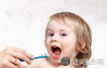 如何教会孩子刷牙？
