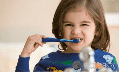 如何教会孩子刷牙？