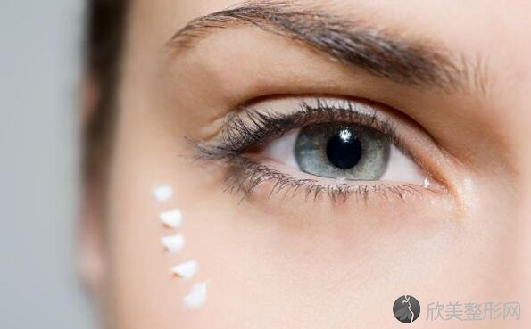 过度使用眼霜是否会导致脂肪粒？