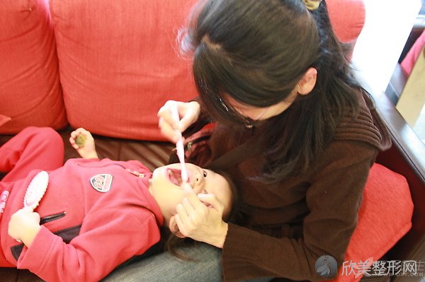 一个人给宝宝刷牙.jpg