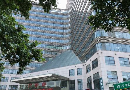 揭秘郑大一附院医美整形收费标准：双眼皮、隆鼻、假体隆胸等项目的价格是多