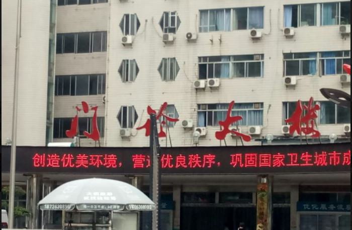 洛阳市中心医院的口腔科有哪些特色项目？是否有一键获取医生团队的信息？