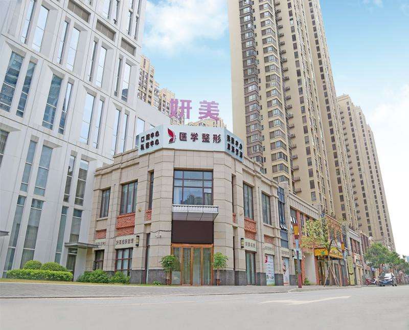 柳州眼部整形收费价格表，眼综合：3134\眼角修复手术：2592起