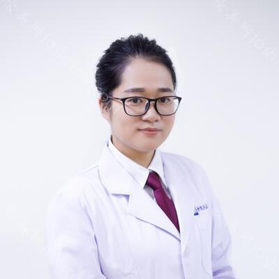 龚异英