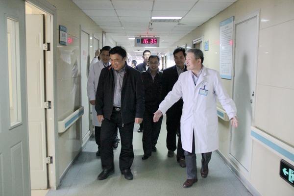 海南省第五人民医院玻尿酸泪沟填充案例解析：手术价格表及效果评价
