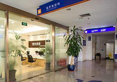 上海东方医院隆胸手术费用多少？专家团队及手术案例解析，价格表一览